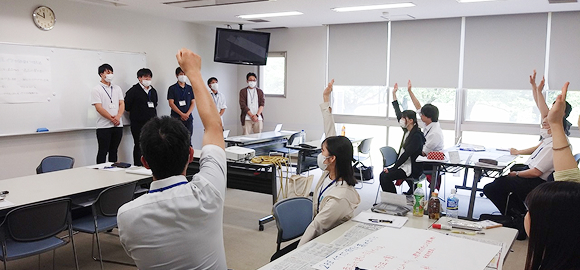 オフィスで業務に取り組む様子