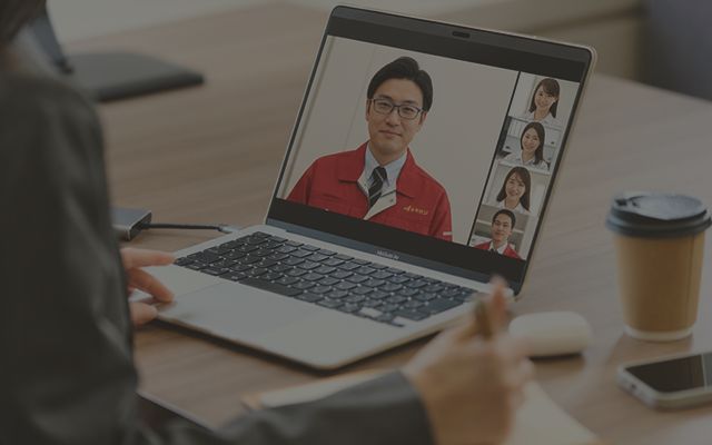 オンラインで説明会を受けている