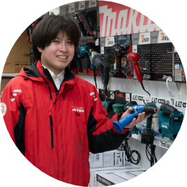 工具を触っている男性