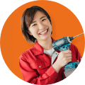 ドリルを持っている女性