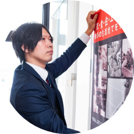 ポスターを貼っている男性