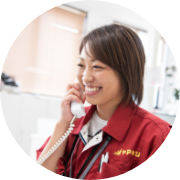 電話対応をしている女性