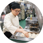 餃子を作っている女性