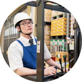 機械でジュースを運んでいる男性