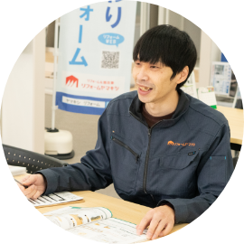 打ち合わせをしている男性