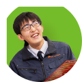パンフレットを持って笑っている男性