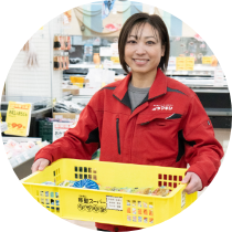 バナナを陳列している女性
