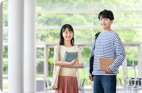 男性と女性が立っている